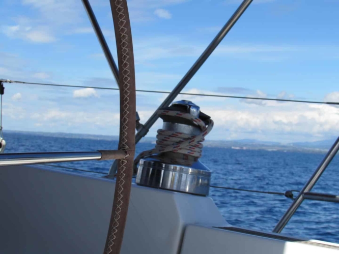 01-halkidiki-sailing-beneteau-393-external-06