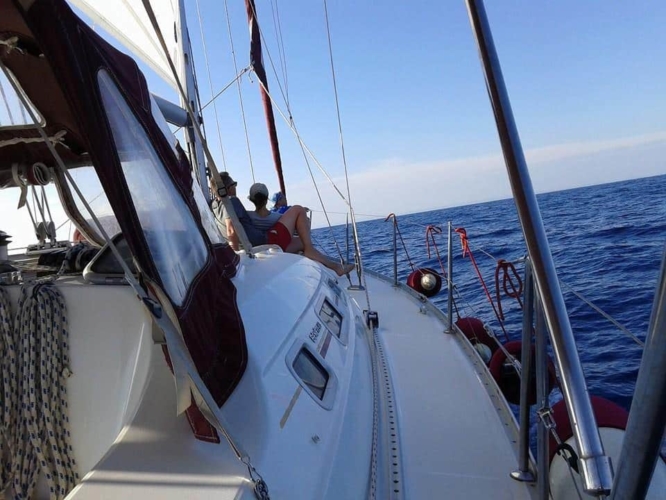 01-halkidiki-sailing-beneteau-393-external-15