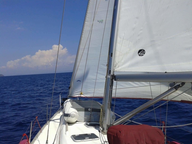 01-halkidiki-sailing-beneteau-393-external-24