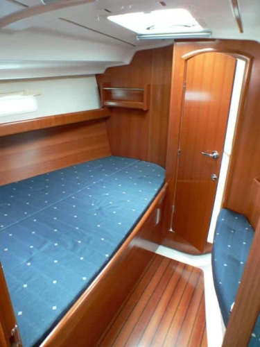 halkidiki-sailing-beneteau-393-internal-02