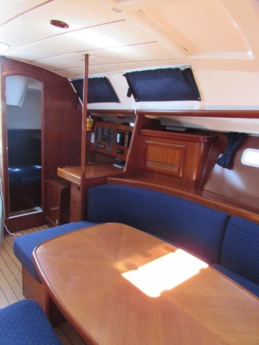 halkidiki-sailing-beneteau-393-internal-04