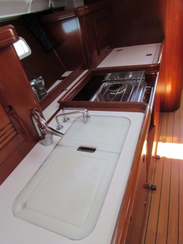 halkidiki-sailing-beneteau-393-internal-05