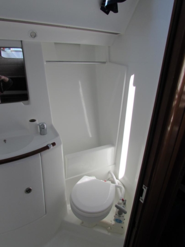 halkidiki-sailing-beneteau-393-internal-06