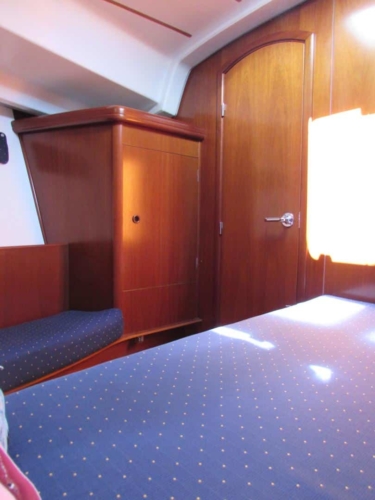 halkidiki-sailing-beneteau-393-internal-09