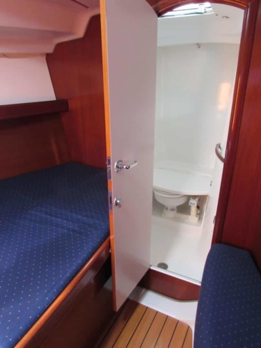 halkidiki-sailing-beneteau-393-internal-10