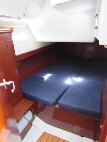 halkidiki-sailing-beneteau-393-internal-12