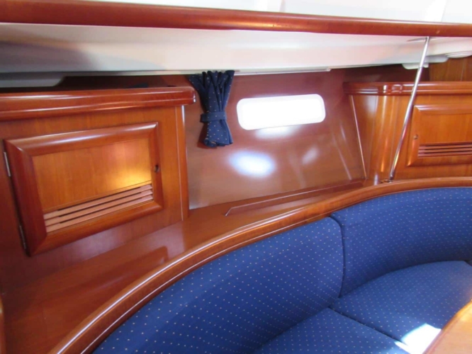 halkidiki-sailing-beneteau-393-internal-13